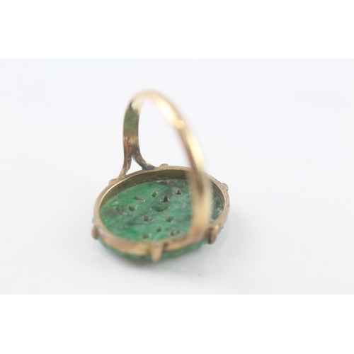 27 - 9ct gold carved green gemstone ring (3.5g) Size O 1/2