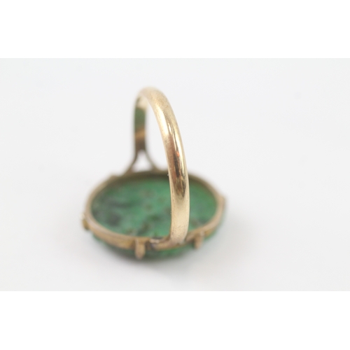 27 - 9ct gold carved green gemstone ring (3.5g) Size O 1/2