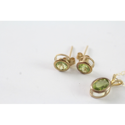 45 - 2x 9ct gold peridot earrings & necklace (1.3g)