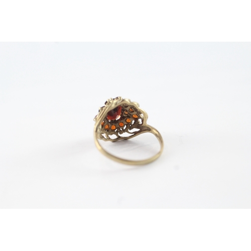 46 - 9ct gold garnet dress ring (2g) Size I 1/2