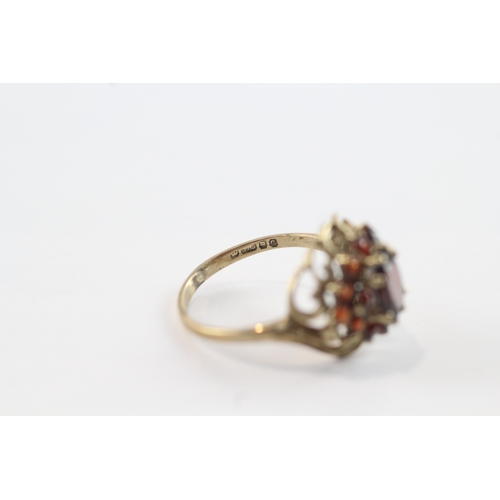 46 - 9ct gold garnet dress ring (2g) Size I 1/2