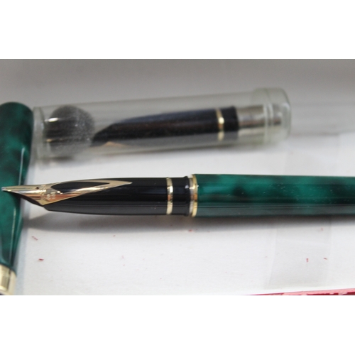 499 - Vintage Sheaffer Targa Green Lacquer Fountain Pen 14ct Gold Nib WRITING Boxed