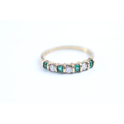 61 - 9ct gold emerald and diamond half eternity ring (1.9g) Size P 1/2