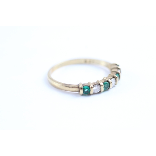 61 - 9ct gold emerald and diamond half eternity ring (1.9g) Size P 1/2