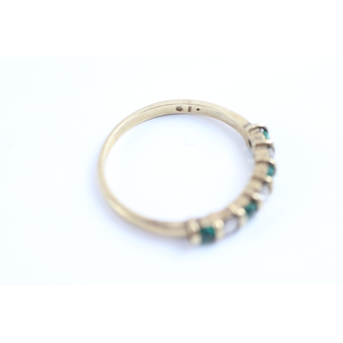 61 - 9ct gold emerald and diamond half eternity ring (1.9g) Size P 1/2