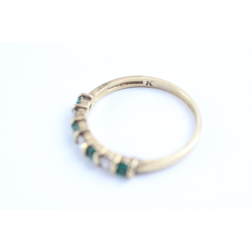 61 - 9ct gold emerald and diamond half eternity ring (1.9g) Size P 1/2