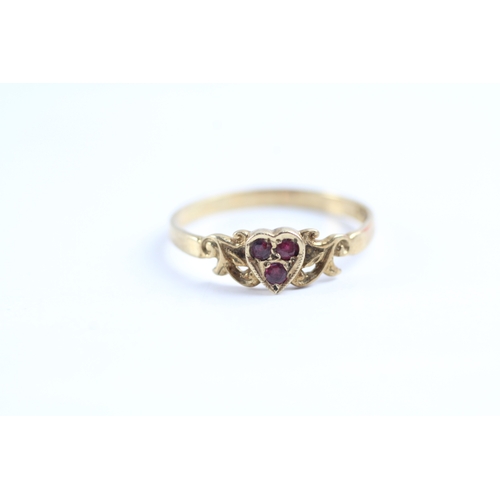 65 - 9ct gold vintage ruby heart shape patterned dress ring (1.4g) Size P