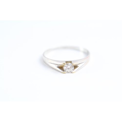 66 - 18ct gold diamond ring (2.1g) Size O