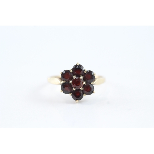 71 - 9ct gold garnet cluster ring (2.7g) Size O 1/2