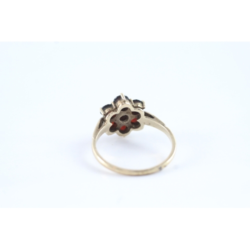 71 - 9ct gold garnet cluster ring (2.7g) Size O 1/2