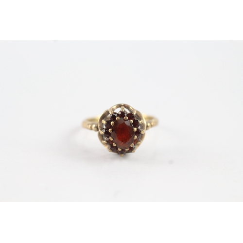 77 - 9ct gold vintage garnet cluster ring (2.2g) Size L