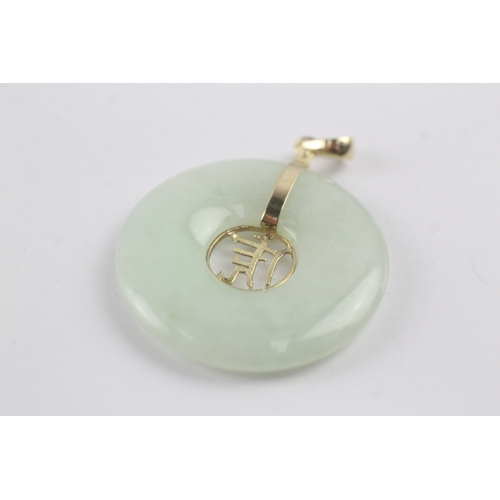 8 - 9ct gold and jade pendant (8g) Size P