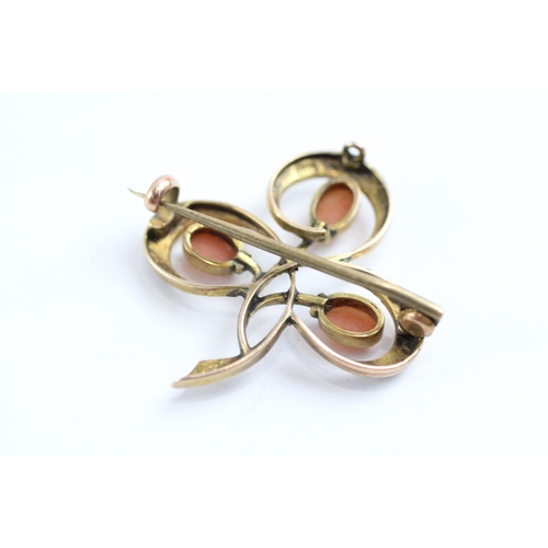 96 - 9ct gold antique seed pearl and coral shamrock brooch (2.6g)