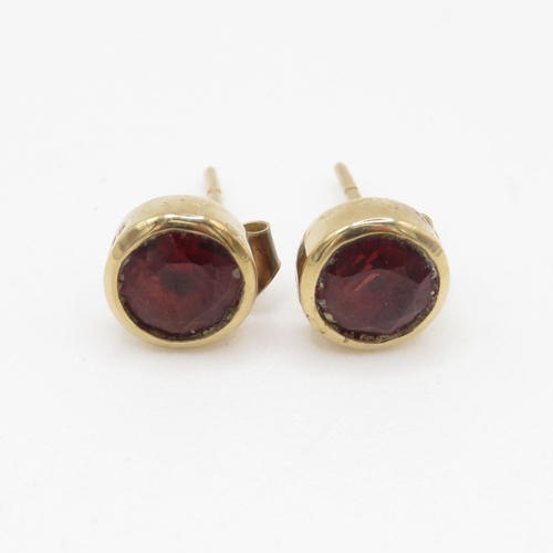 70 - 9ct gold garnet stud earrings (1.7g)