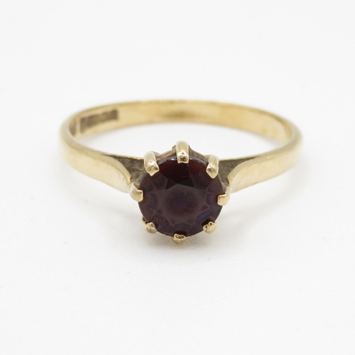 72 - 9ct gold garnet solitaire dress ring (2.2g) Size R