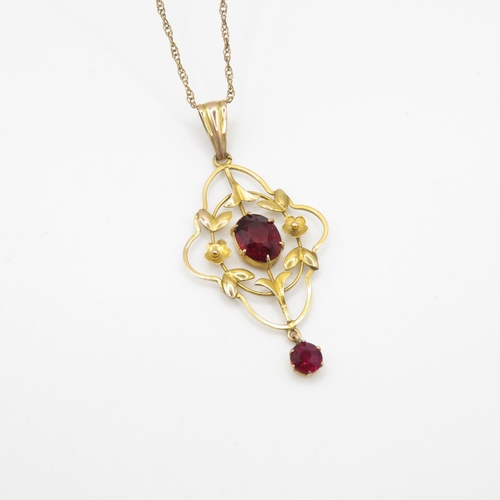 82 - 9ct gold garnet floral pendant necklace (3.1g)