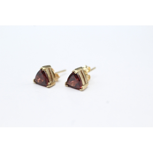 25 - 9ct gold trillion cut garnet stud earrings (1.3g)