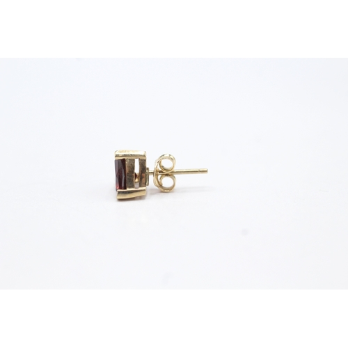 25 - 9ct gold trillion cut garnet stud earrings (1.3g)