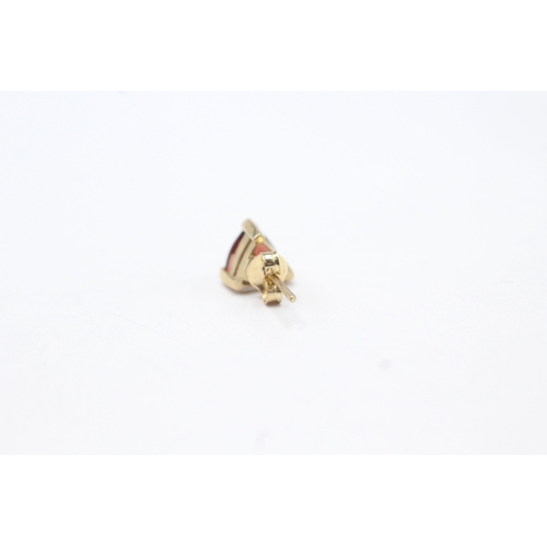 25 - 9ct gold trillion cut garnet stud earrings (1.3g)