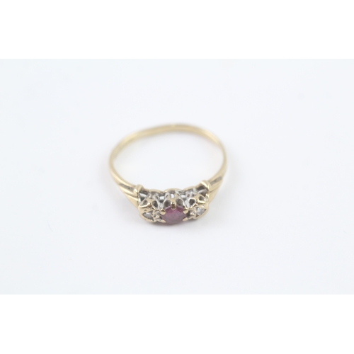 31 - 9t gold vintage ruby & diamond trilogy ring (1.5g) - as seen - misshapen Size N