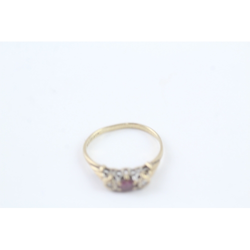 31 - 9t gold vintage ruby & diamond trilogy ring (1.5g) - as seen - misshapen Size N