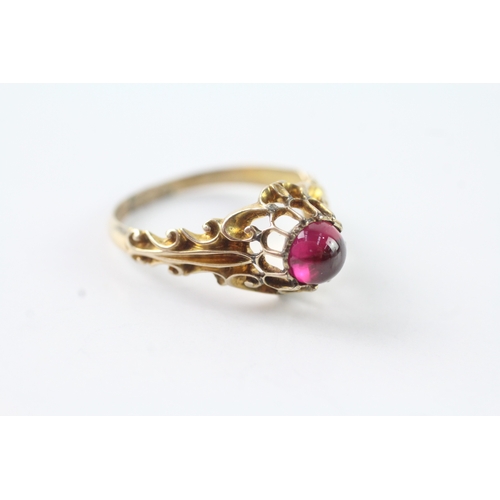 38 - 12ct gold antique red gemstone ring (3.8g) Size S