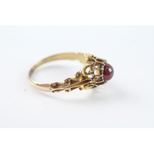 38 - 12ct gold antique red gemstone ring (3.8g) Size S