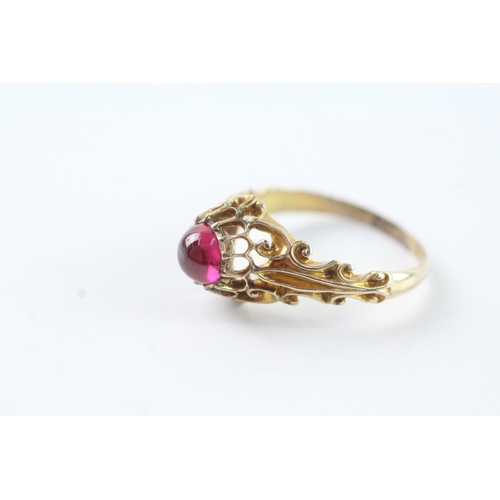 38 - 12ct gold antique red gemstone ring (3.8g) Size S