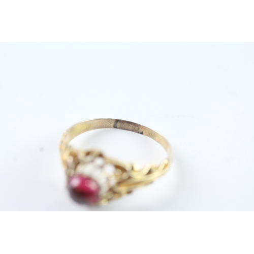 38 - 12ct gold antique red gemstone ring (3.8g) Size S