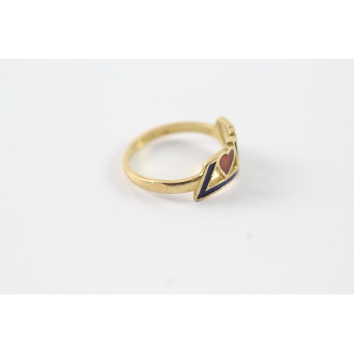 44 - 18ct gold enamel 'love' ring (2.8g) Size M