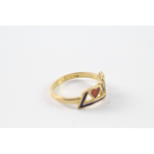 44 - 18ct gold enamel 'love' ring (2.8g) Size M