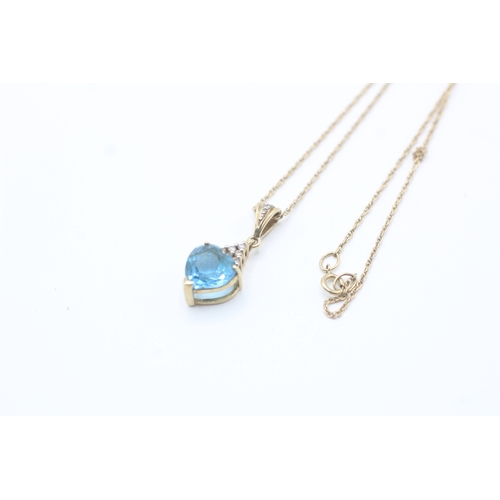 61 - 9ct gold diamond & topaz pendant necklace (2.4g)