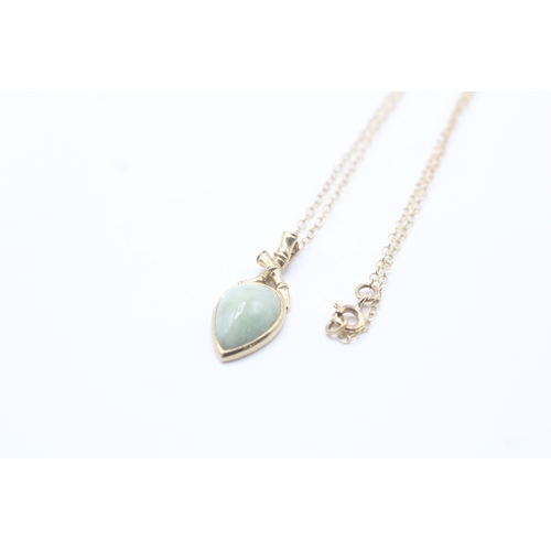 69 - 9ct gold cabochon cut jade pendant necklace (3.2g)