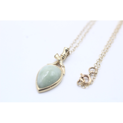 69 - 9ct gold cabochon cut jade pendant necklace (3.2g)