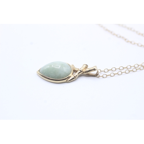 69 - 9ct gold cabochon cut jade pendant necklace (3.2g)