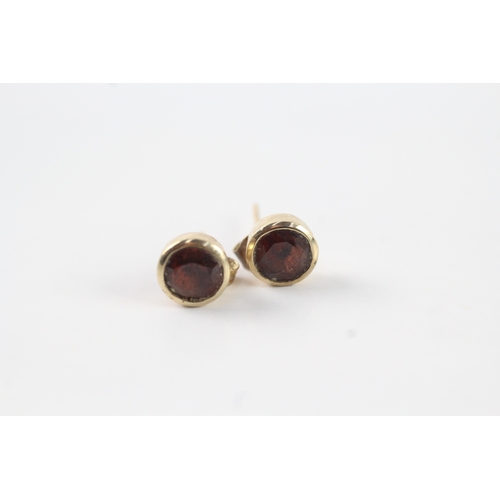 70 - 9ct gold garnet stud earrings (1.7g)