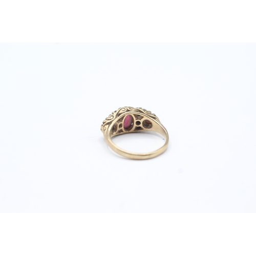 71 - 9ct gold seed pearl & garnet boat ring (3.1g) Size I 1/2