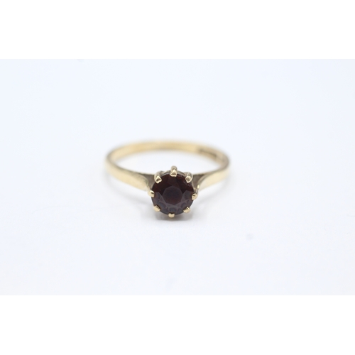 72 - 9ct gold garnet solitaire dress ring (2.2g) Size R