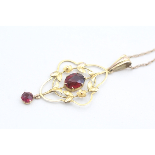 82 - 9ct gold garnet floral pendant necklace (3.1g)