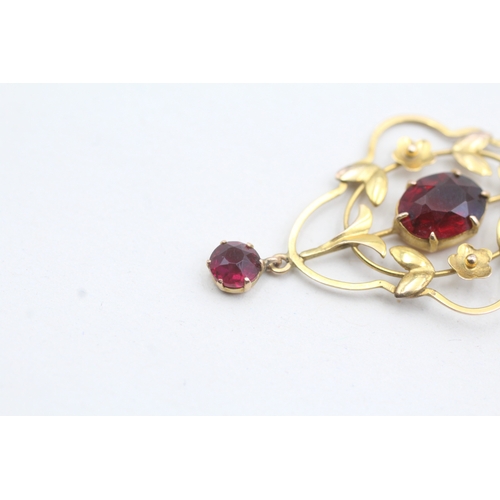 82 - 9ct gold garnet floral pendant necklace (3.1g)