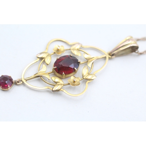 82 - 9ct gold garnet floral pendant necklace (3.1g)