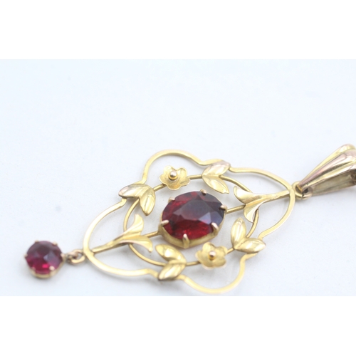 82 - 9ct gold garnet floral pendant necklace (3.1g)