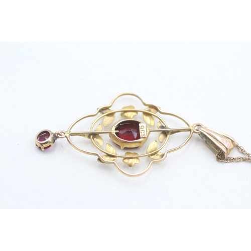 82 - 9ct gold garnet floral pendant necklace (3.1g)