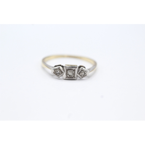 85 - 9ct gold diamond trilogy dress ring (1.7g) Size P