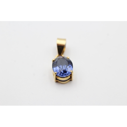 14 - 18ct gold oval cut purple/blue gemstone set pendant (2.3g)