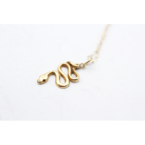 207 - 14ct gold snake pendant on a 9ct gold chain (0.9g)