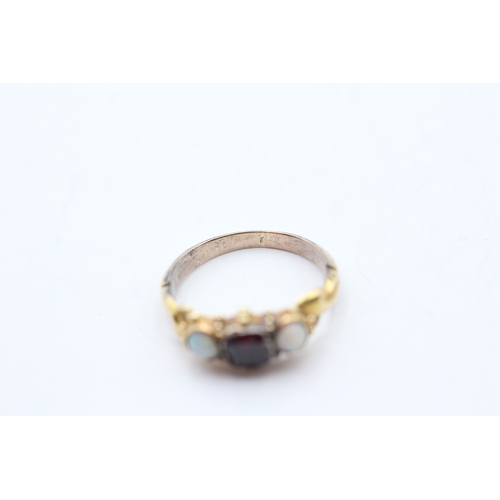 225 - 18ct gold antique opal & garnet dress ring (2.2g) Size K 1/2