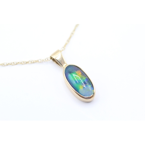 229 - 9ct gold bezel set opal triplet pendant necklace (2g)