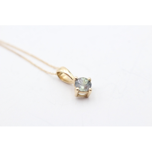 33 - 9ct gold blue gemstone pendant necklace (0.9g)