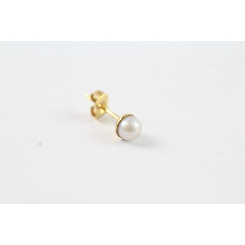 35 - 14ct gold pearl single stone earrings (0.9g)